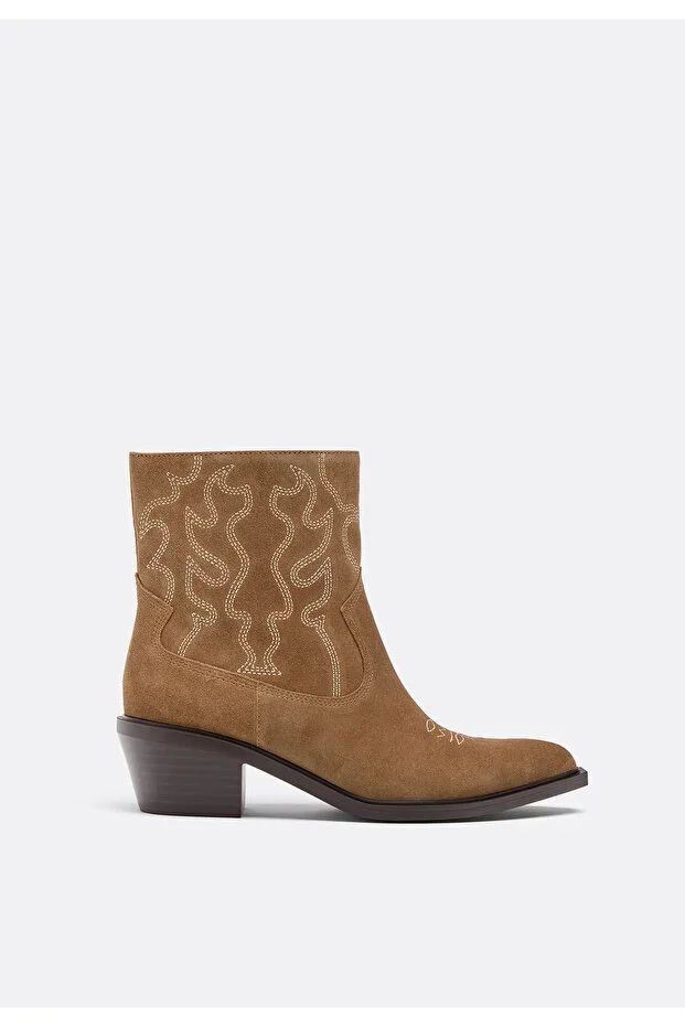 Heeled cowboy leather boots