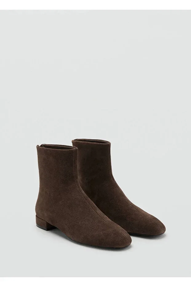 Round-toe suede boots