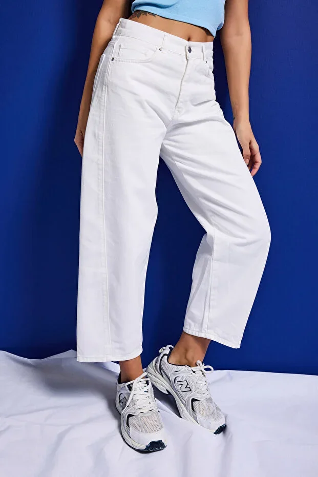 it's basic Women's Off-White Venus 7s6-101 Mid Rise Carrot Fit 100% Cotton Denim Jean