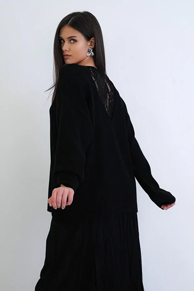 Black Oversize Knit Sweater with Lace Detail on the Back ALC-X15281
