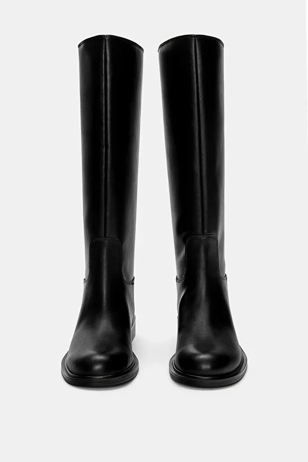 Flat long boots