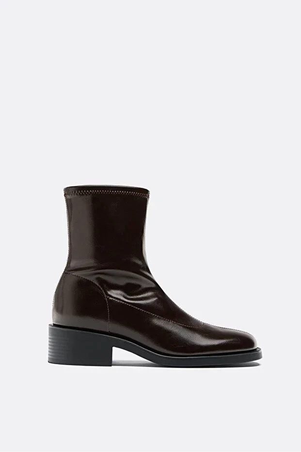 Flat stretch boots
