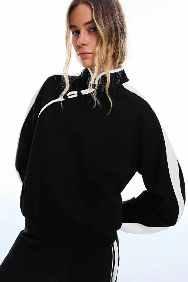 Shirt with a mandarin collar, long sleeves and decorative buttons