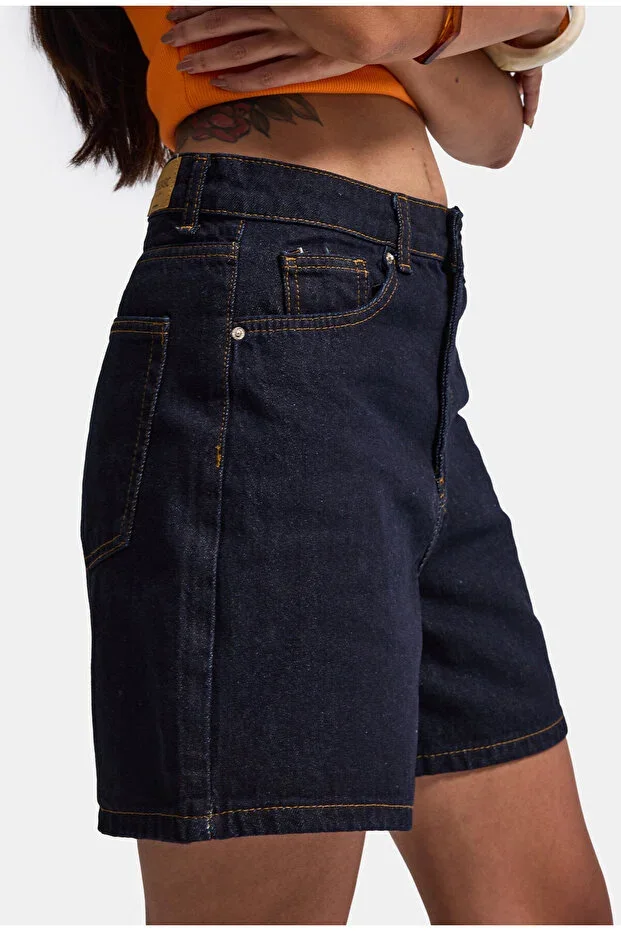 it's basic Women Indigo Selvedge Diana 7s6-50 Relax Mom Fit Denim Shorts