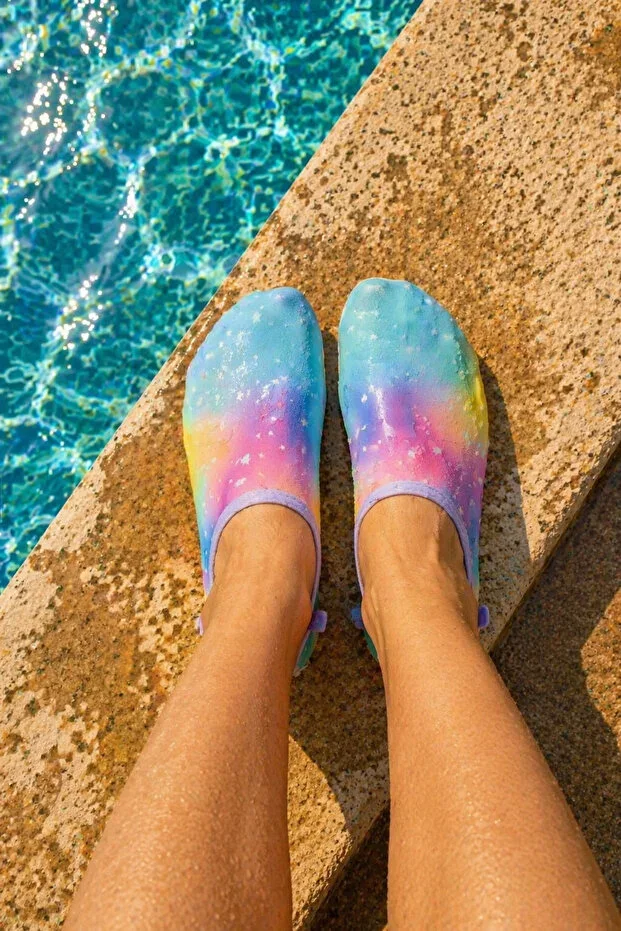 PATTERNED NON-SLIP SOLE TEAR-RESISTANT DURABLE SEA AND POOL SHOES