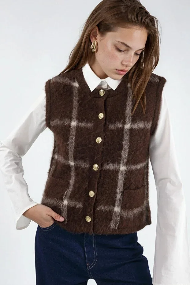 Buttoned Plaid Patterned Round Neck Sweater Vest