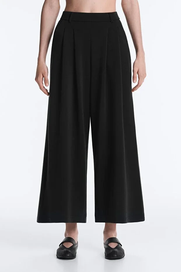 Oysho Pleated Crop Trousers with Modal