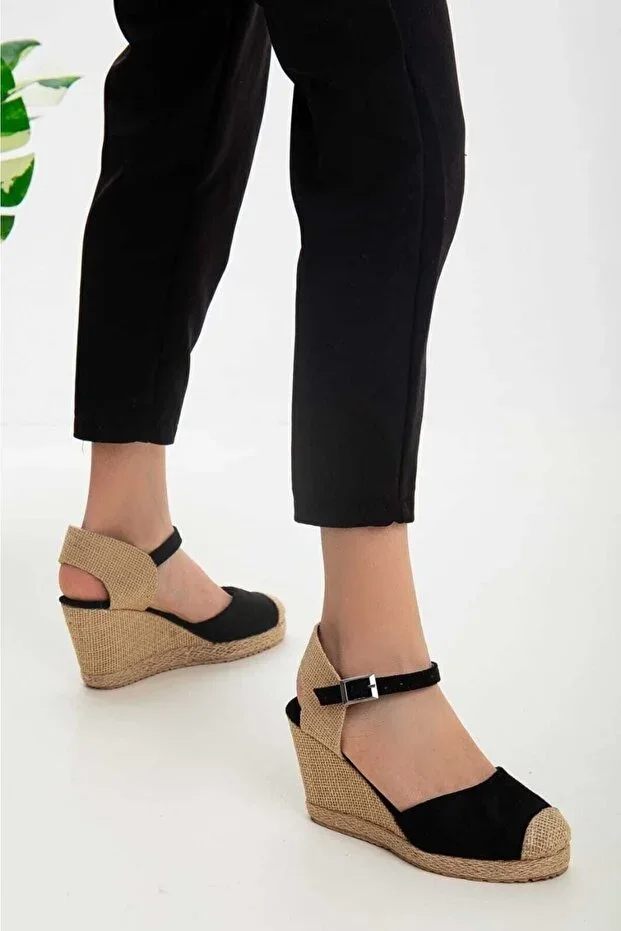 Closed-Toe Shoes with Wicker Detail