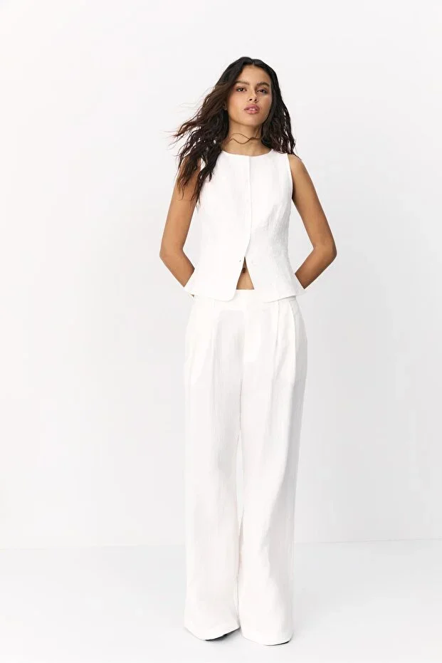 Sleeveless top with buttons