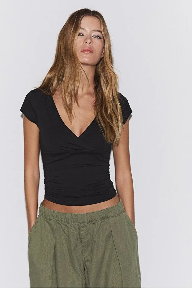 Stradivarius Short-sleeved t-shirt with underbust cut