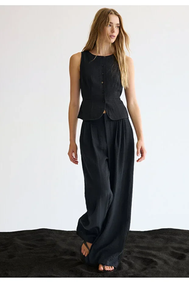 Wide-leg trousers with adjustable buttons