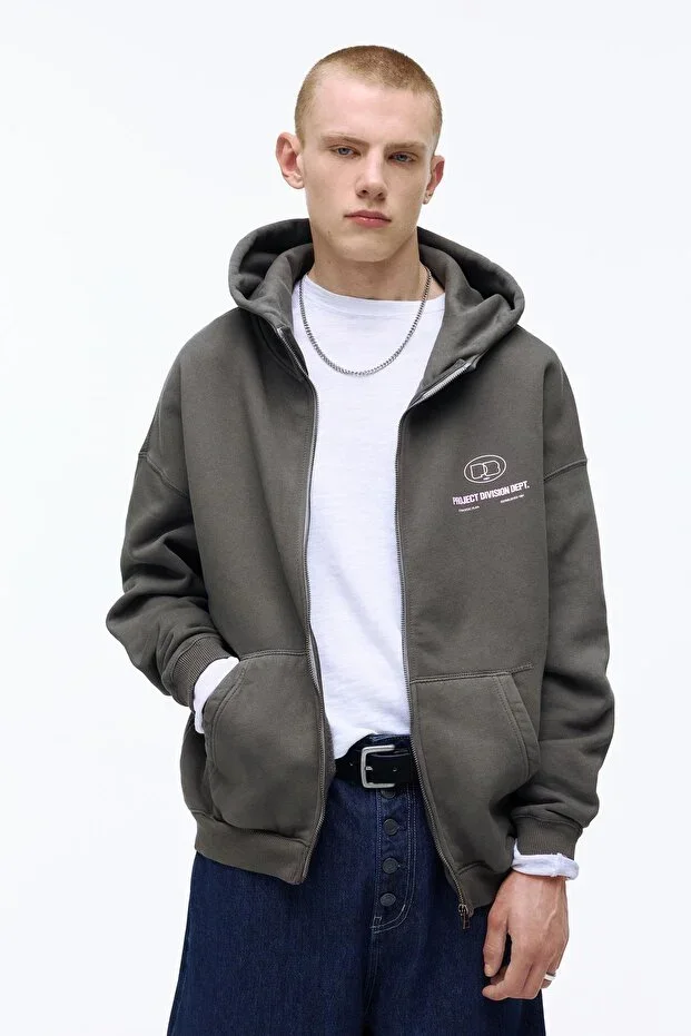 Oversized sweatshirt with zipper and hood