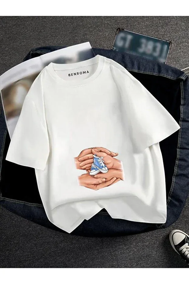 PREGNANT HAND BLUE SHOE PRINT T-SHIRT