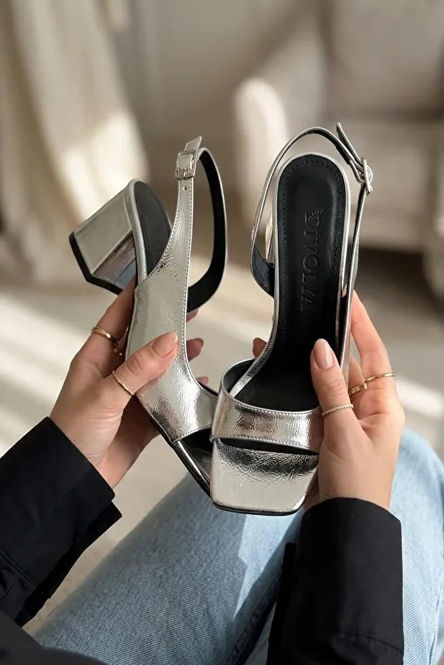 Robona Silver Wrinkled Patent (8 cm) Square Toe Heeled Shoes