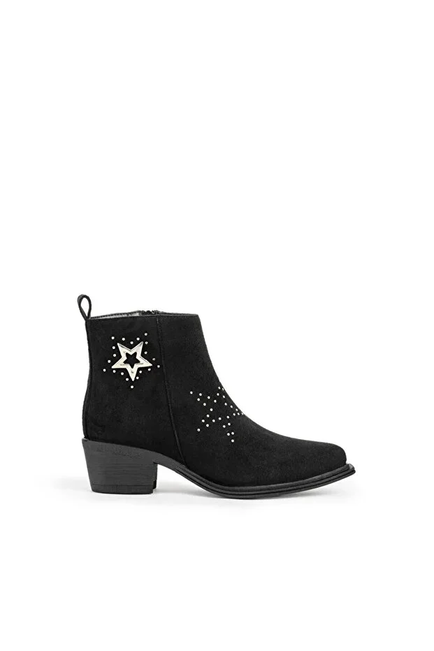 BOOT WITH METAL ACCESSORY
