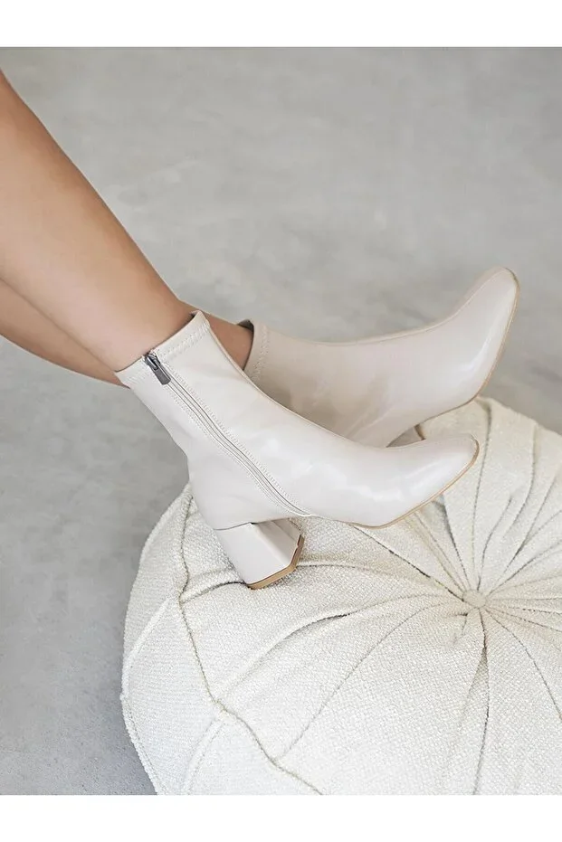 Heeled stretch ankle boot with side zipper