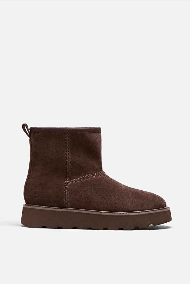 Flat-soled, fur-lined leather boots