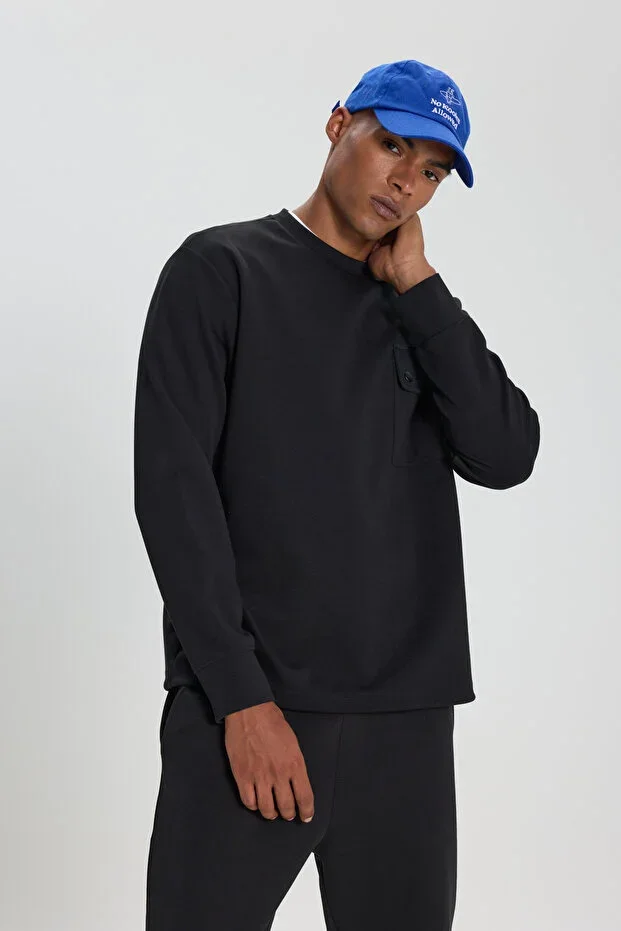 Men's Black Cotton Standard Fit Regular Cut Crew Neck Pocket Flexible Sweatshirt
