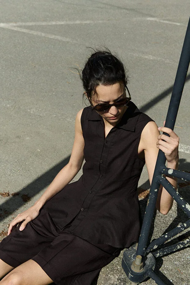 H&M Sleeveless Shirt in a Linen Blend