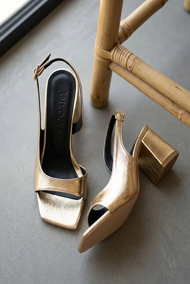 Robona Gold Wrinkled Patent Leather (8 cm) Square Toe Heeled Shoes