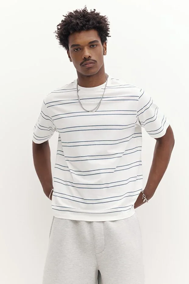 Basic short-sleeved cotton t-shirt
